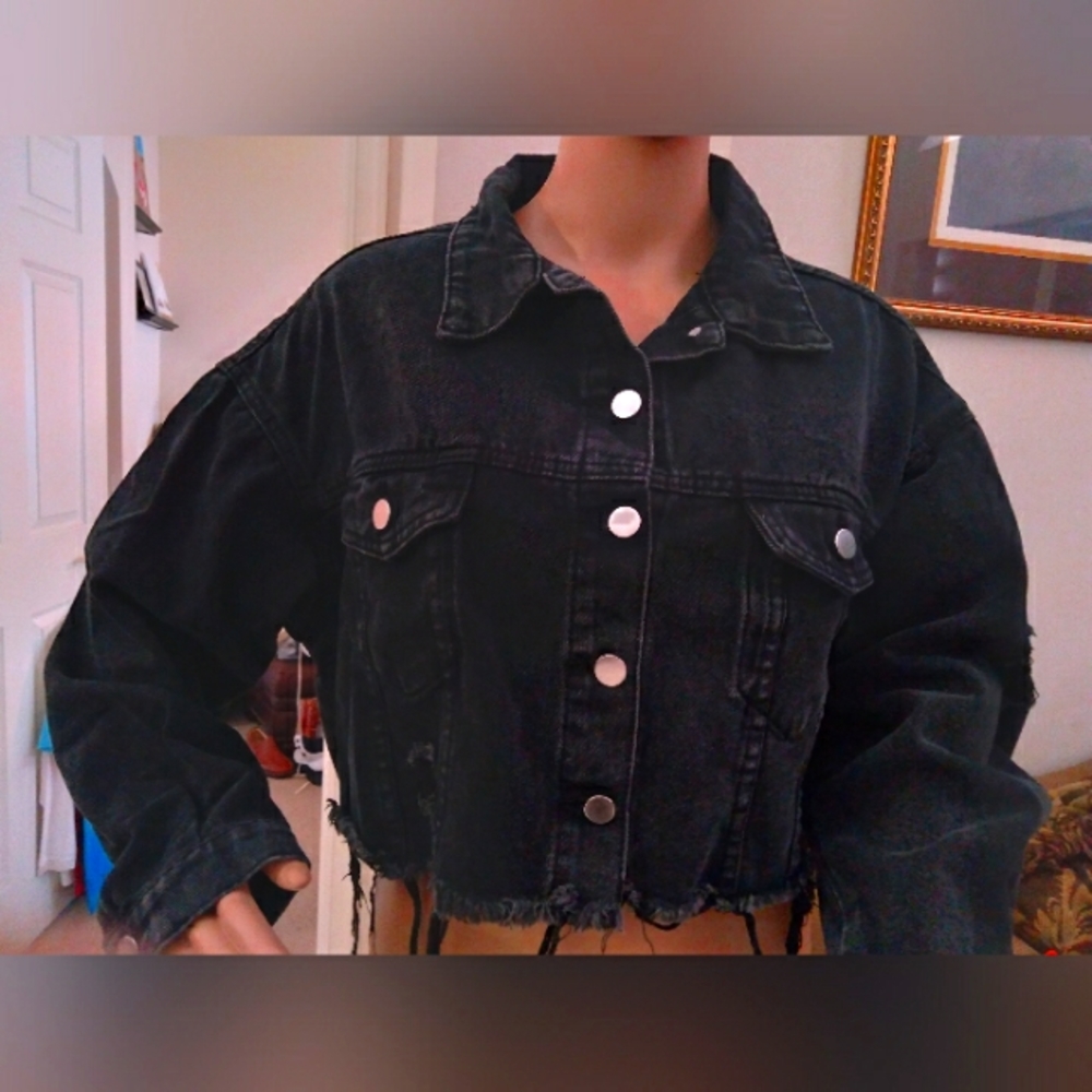 BNWOT SUPER CUTE DISTRESSED/CUT OFF BLACK JEAN JACKET SZ MED